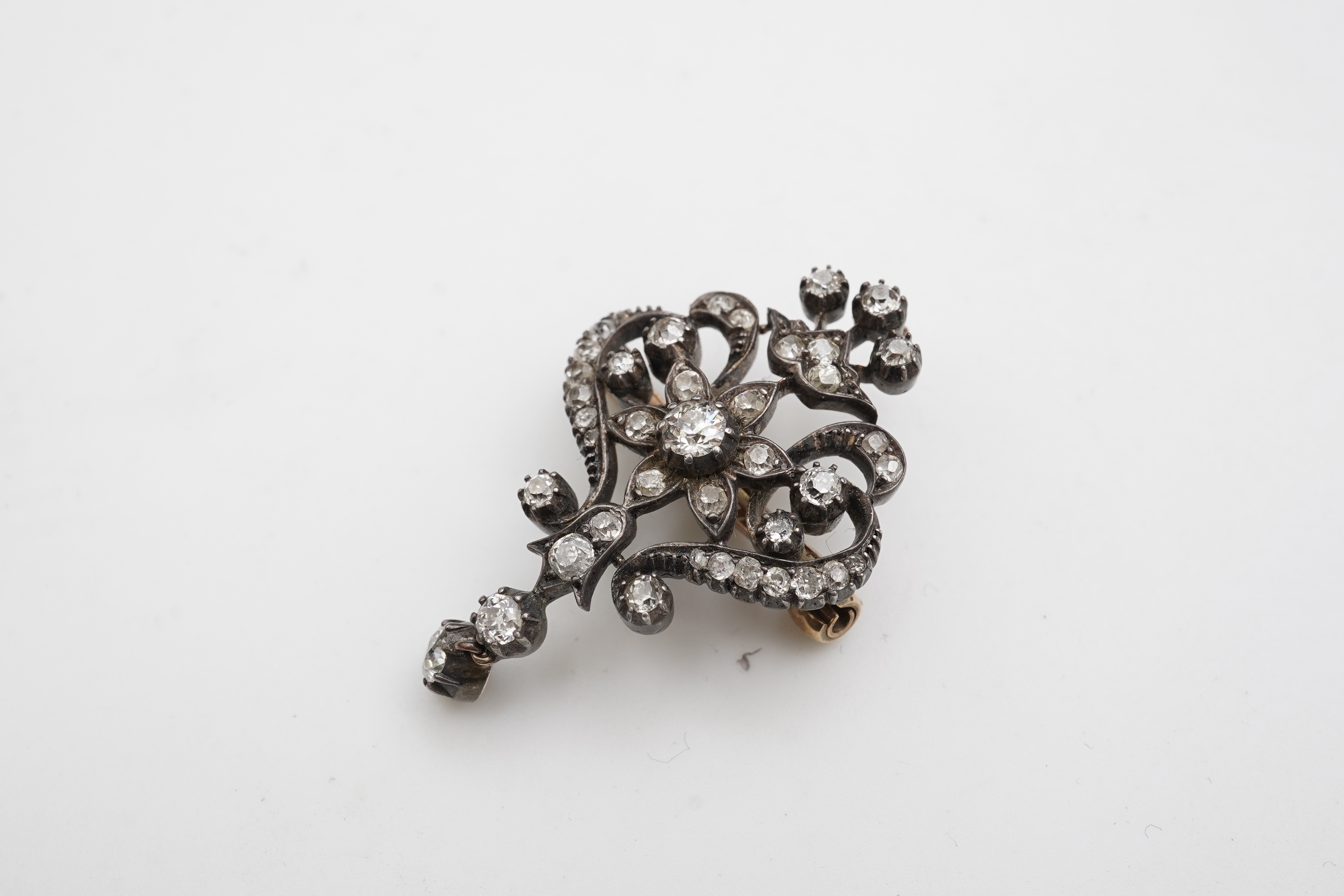 A late Victorian diamond brooch/pendant, circa 1900